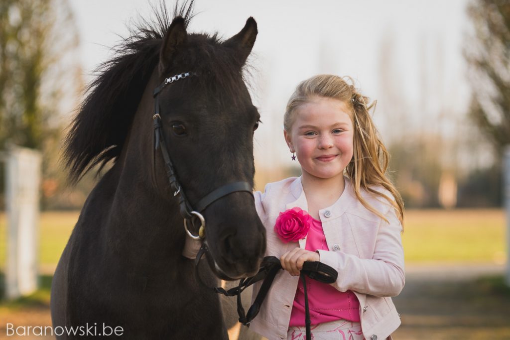 Communie foto met pony - portret communiekant en pony - Lara - maart 2018