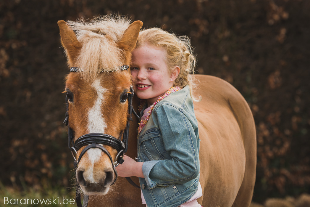 Communie foto met pony - tegen hals - Sien en Rola - maart 2018