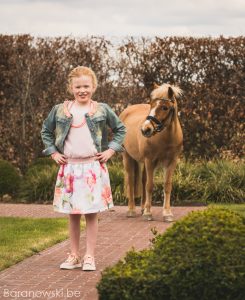 Communie foto met pony - voorgrond/achtergrond - Sien en Rola - maart 2018