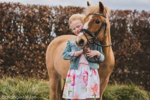 Communie foto met pony - naast hals - Sien en Rola - maart 2018