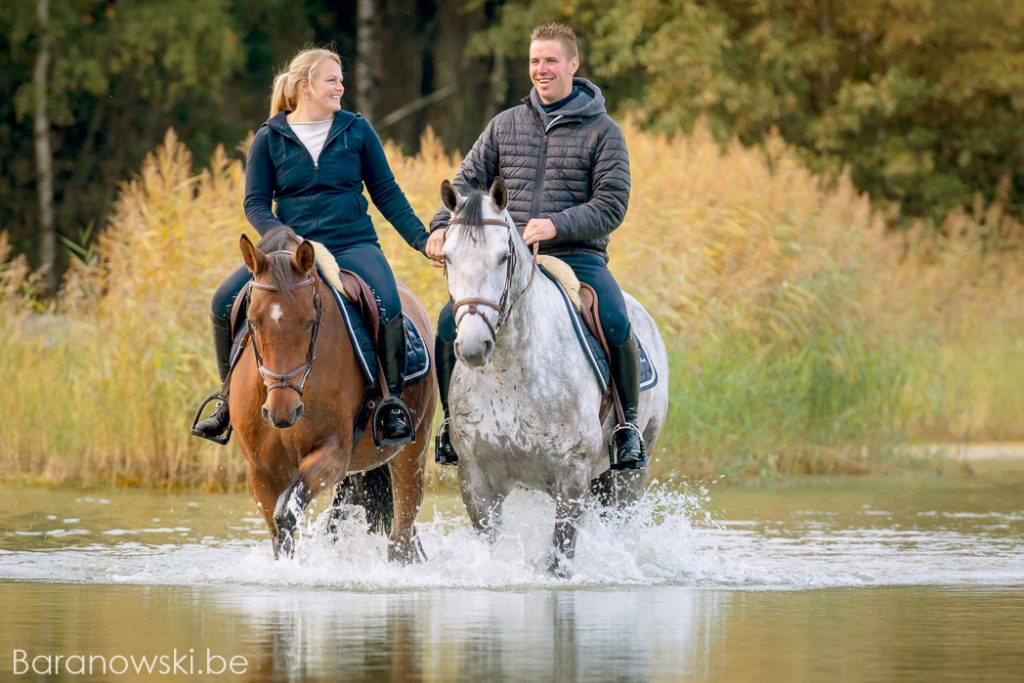 Koppel photoshoot met paarden - doorheen het water