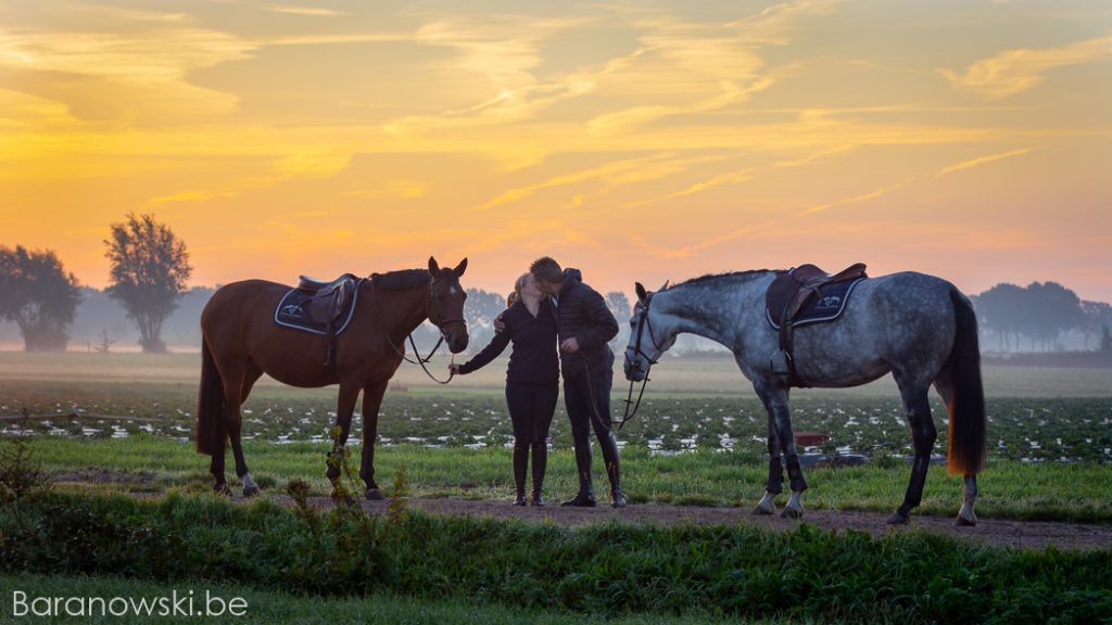 Koppel photoshoot met paarden - eternal kiss