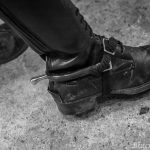 Fotoreportage ponyrijden van poetsen tot afzadelen: detail sporen en laarzen